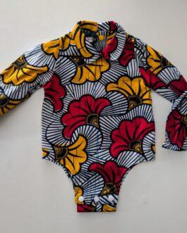 body en coton wax imprimé fleurs de mariage, rouge et orange sur fond blanc pour bébé fille; il a des manches longues et un col claudine