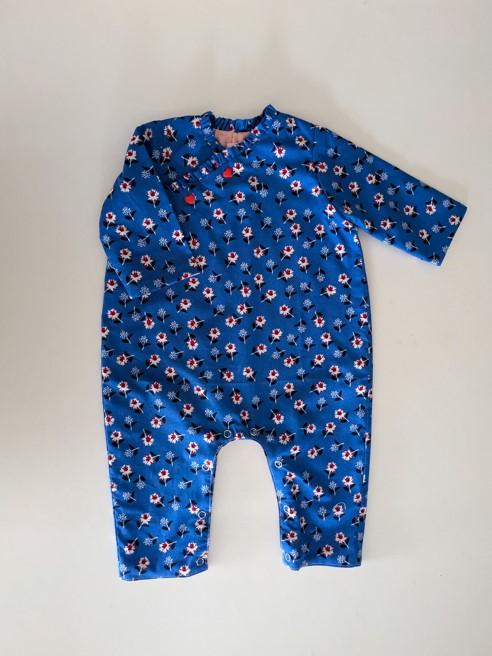 combinaison pour bébé bleu roi avec des motifs de fleurs blanches et rouge