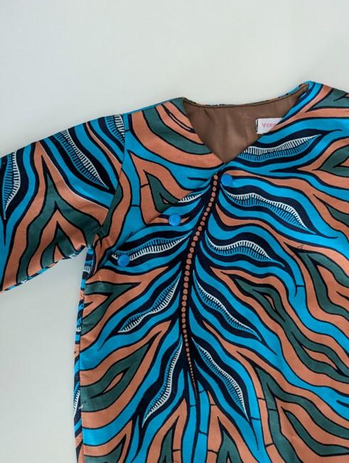 détail de l'encolure de la combinaison pour bébé