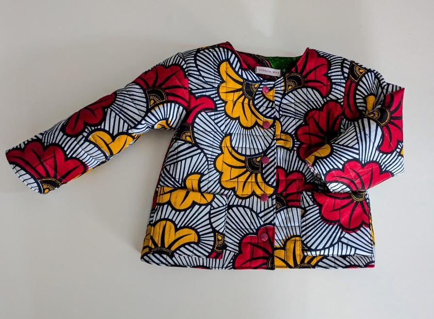 veste matelassée en wax pour enfant boutonnée par des boutons à pressions