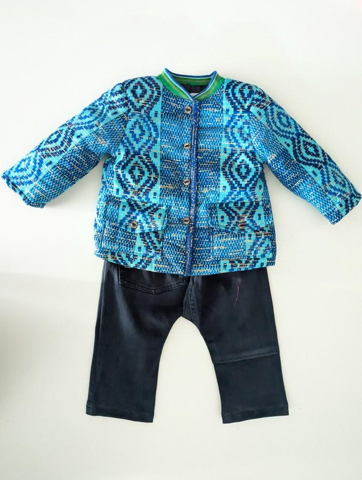 ensemble pour bébé composé d'une veste imprimée bleue et d'un pantalon en jean