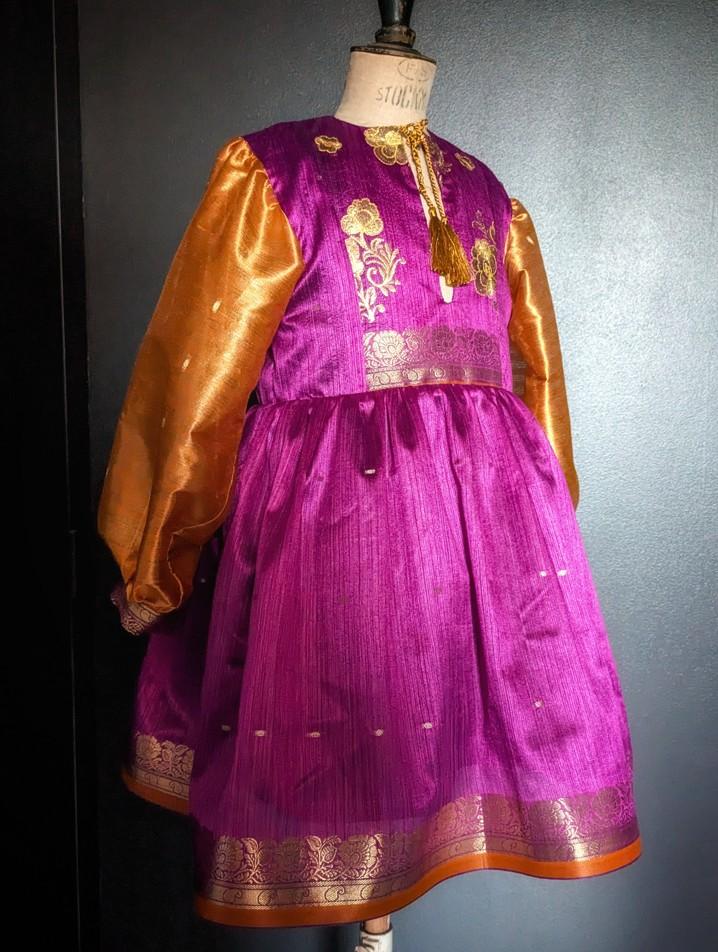 robe pour fille dans un sari indien couleur rose indien et orange