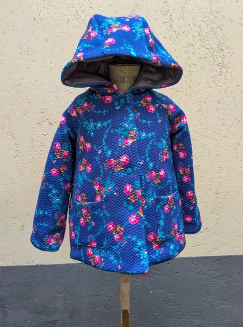 manteau à capuche bleue imprimé floral