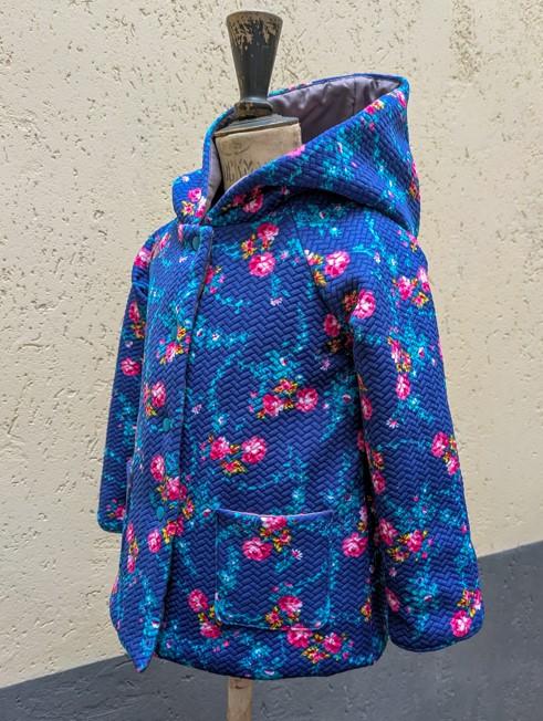manteau à capuche bleu avec des fleurs roses