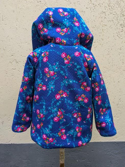 manteau à capuche bleue imprimé floral vue de dos