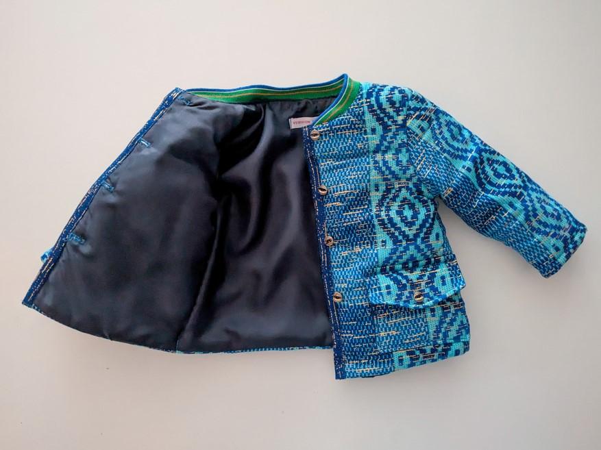veste mixte pour bébé, elle est en tissu imprimé kente bleu