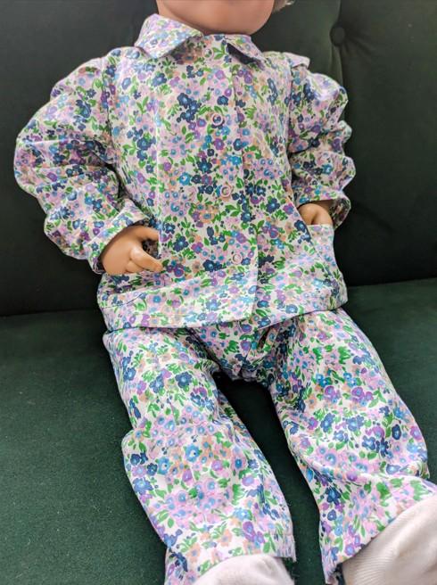 poupon portant un ensemble en coton fleuri