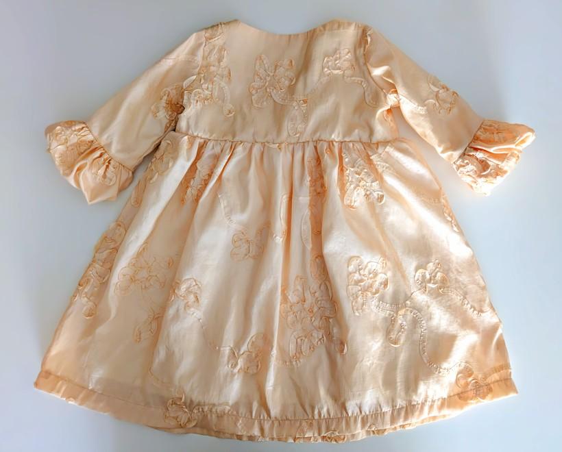 robe pour fille en taffetas brodée posée à plat de dos
