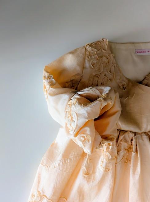 détail du bas de la manche de la robe brodée en taffetas