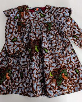 robe en wax vivi pour bébé fille, l'imprimé se compose de feuilles verts et beiges avec des touches de marron