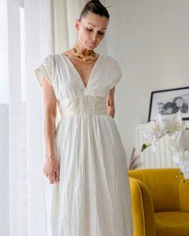 robe blanche en soie avec des épaules tombantes et un décolleté en "V"