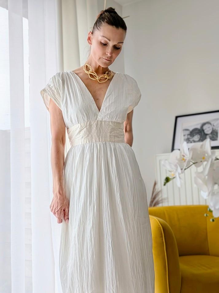 robe blanche en soie avec des épaules tombantes et un décolleté en "V"