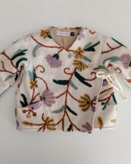 veste pour bébé avec des manches longues, elle est brodée avec des fils de laine