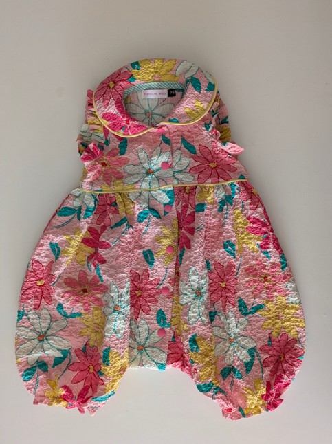 combinaison pour bébé avec des motifs de fleurs rose