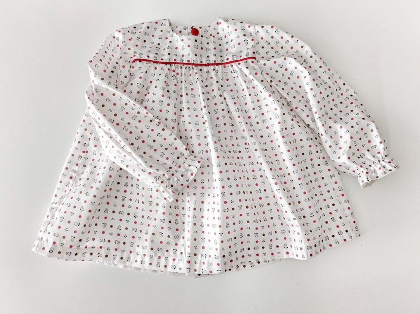 robe en coton imprimé rouge sur fond blanc