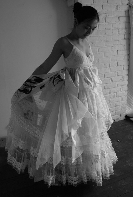 photo en noir et blanc de femme portant une robe de mariée