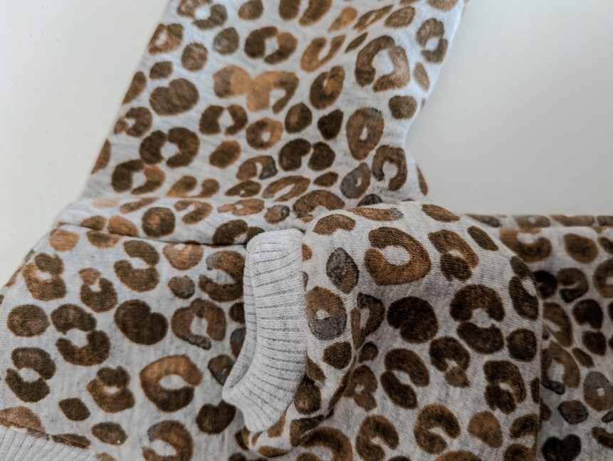 détail des manches du sweat en léopard