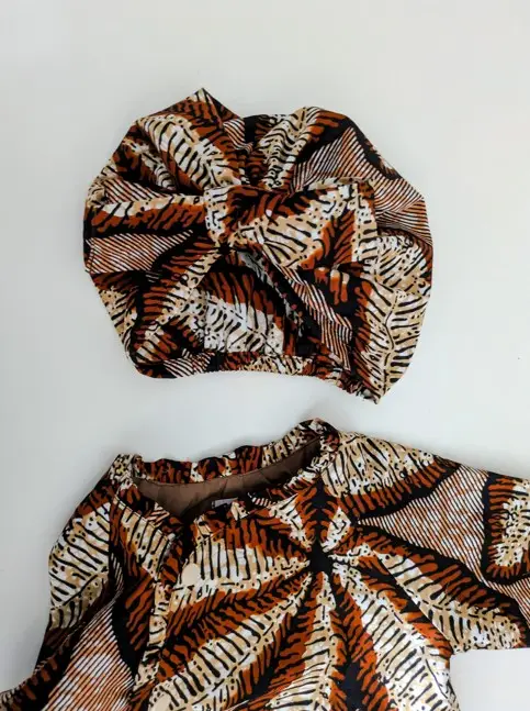 bonnet en wax avec la combinaison assorti de couleur marron et beige