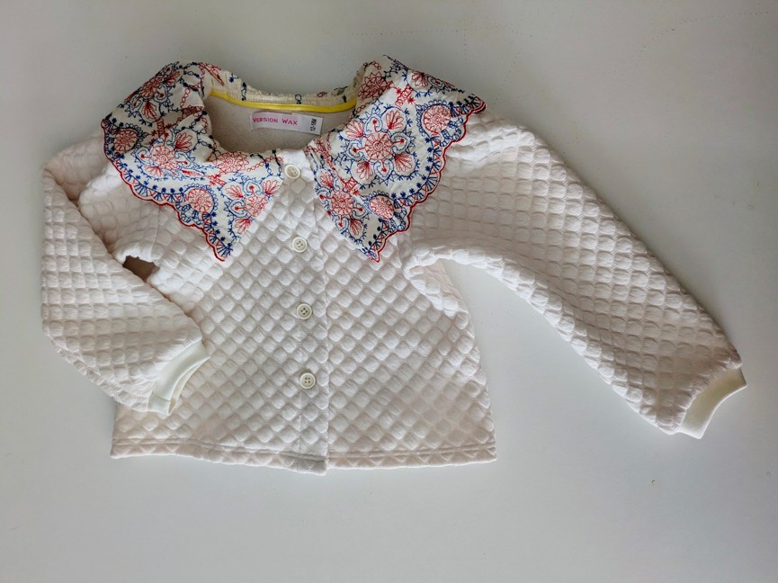 Gilet à grand col brodé pour bébé de couleur écrue