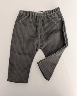 pantalon pour bébé en velours fris souris avec une jambe repliée