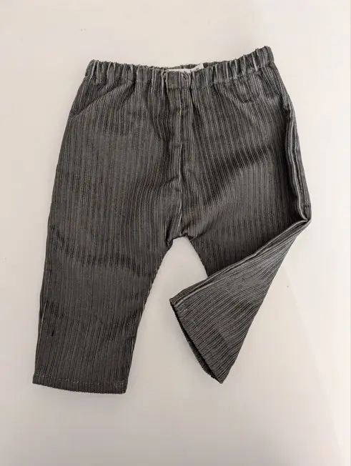 pantalon pour bébé en velours fris souris avec une jambe repliée