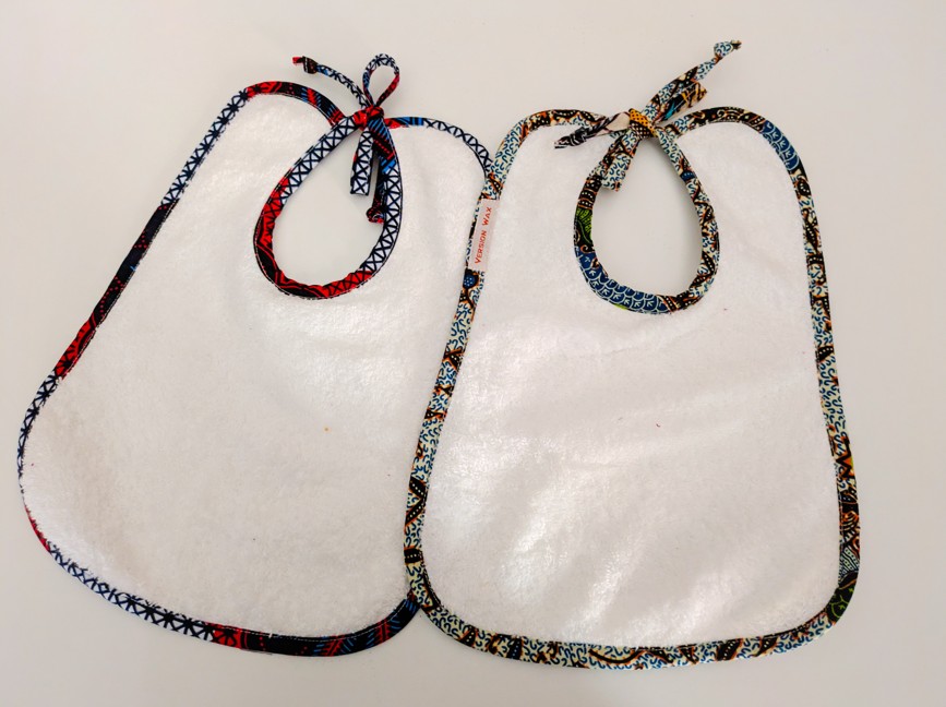 bavoir blanc large avec une bordure en tissu Wax en biais