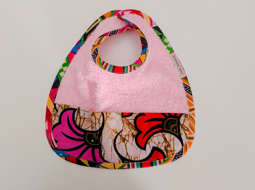 bavoir rose pour bébé, avec une poche en wax rose