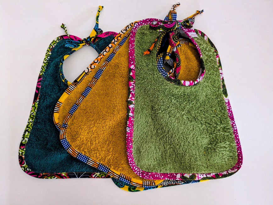 lot de bavoirs pour bébé en trois couleurs (bleu, jaune et vert