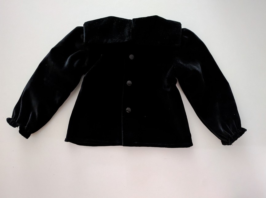 blouse en velours noir boutonnée dans le dos