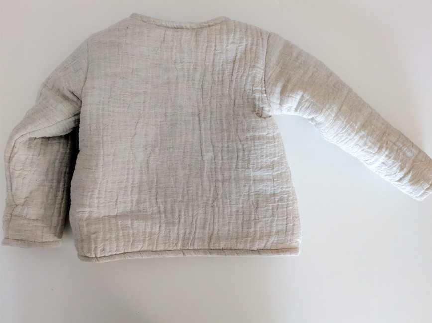 gilet gris matelassé en triple gaze de coton, vue de dos