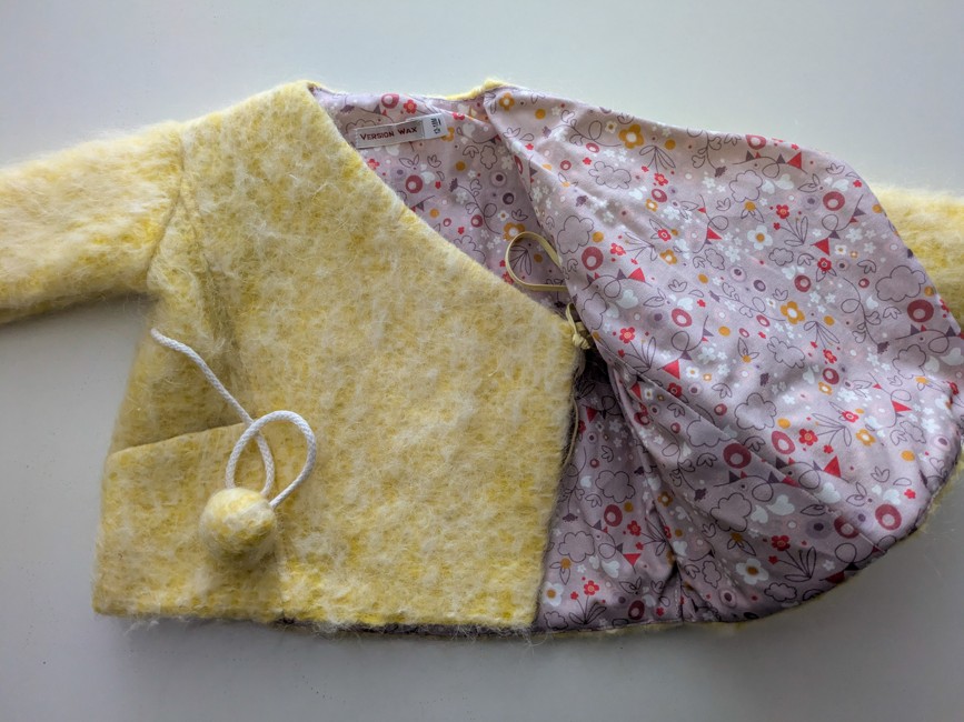 veste doublée pour bébé de couleur jaune avec une doublure fleurie