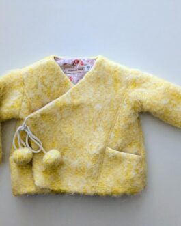 veste en lainage jaune pour bébé