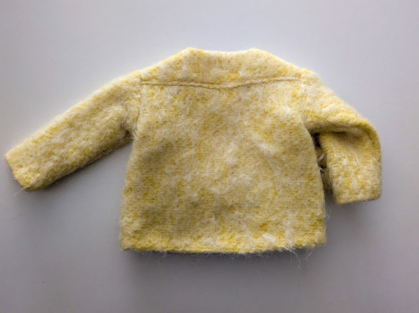 veste bébé vue de dos de couleur jaune avec un empiècement en haut