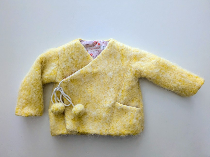 veste en lainage jaune pour bébé