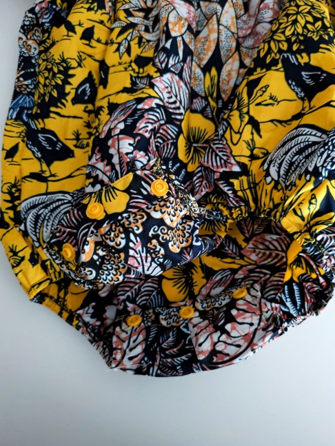 Body en wax à imprimé tropical avec des fleurs d'hibiscus jaunes