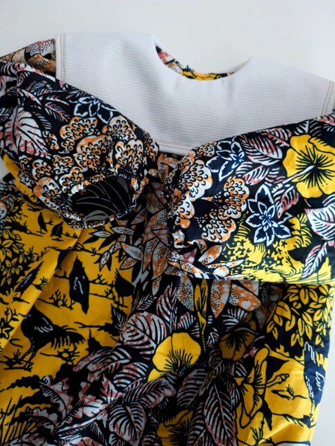 manches de body en wax jaune et beige pour bébé