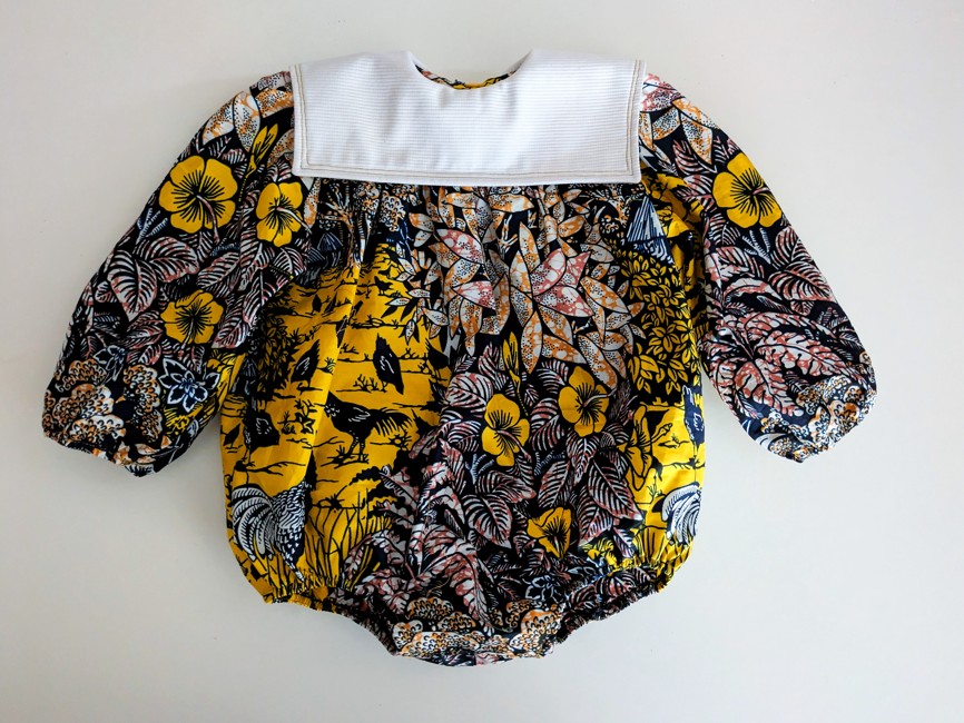 body en tissu wax jaune et beige avec un col contrasté blanc