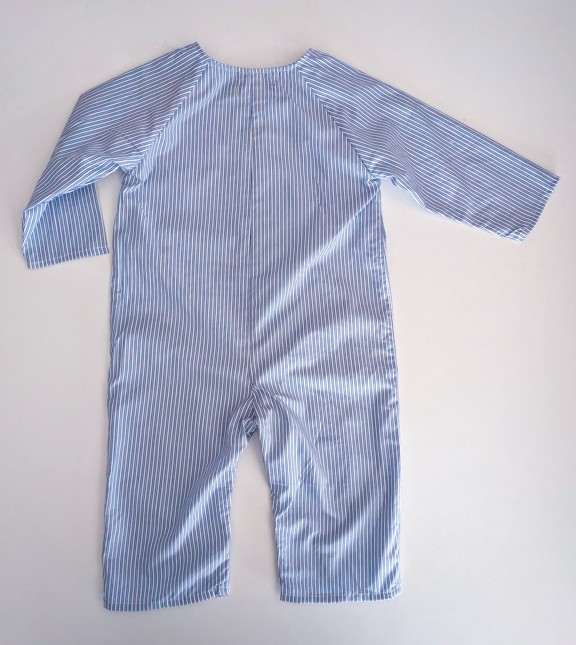 combinaison pour bébé vue de dos, elle est rayée bleu et blanc