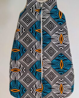 Dors-bien pour bébé en wax à motifs géométriques bleu et noir sur fond blanc
