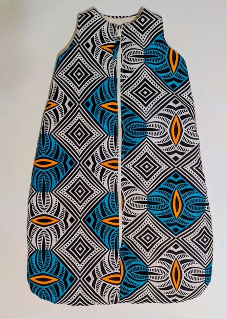 Dors-bien pour bébé en wax à motifs géométriques bleu et noir sur fond blanc