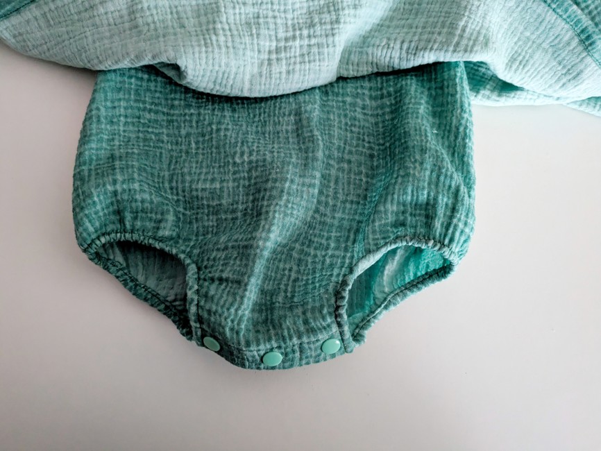 détail du body de la robe verte