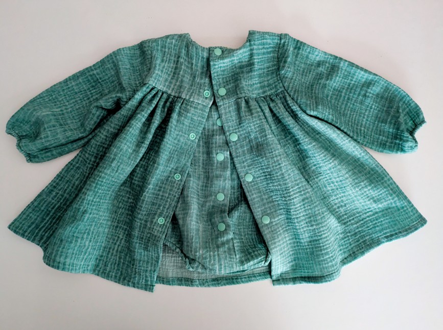 robe pour bébé avec un body à même caché en dessous