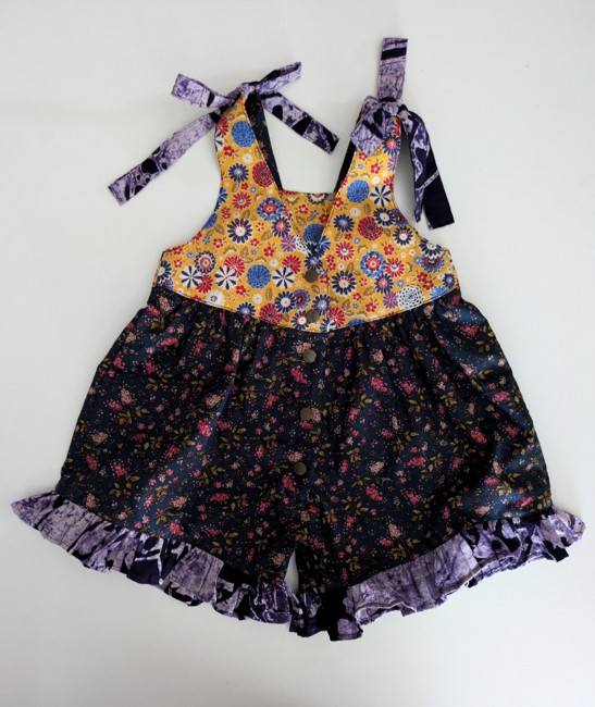 combinaison pour bébé à motif floral avec des nœuds sur les épaules