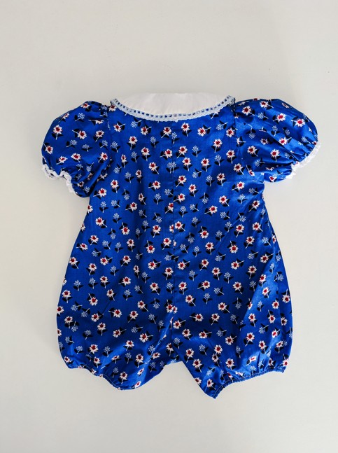 barboteuse de coton imprimé à fleurs sur fond bleu pour bébé vue de dos